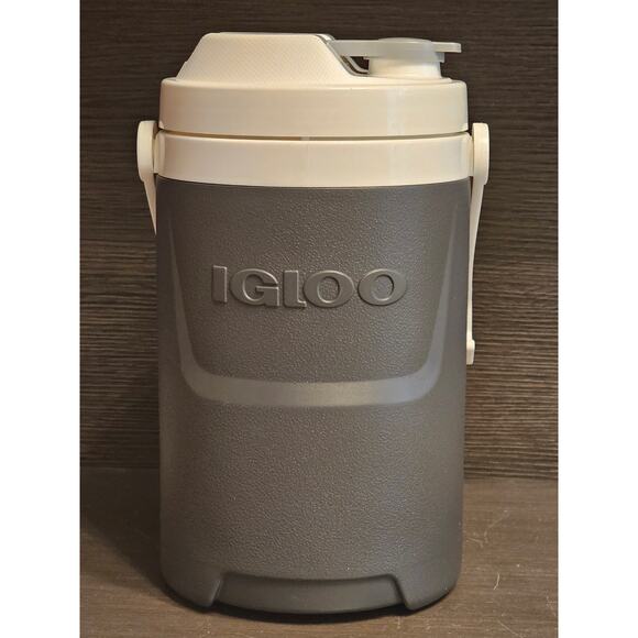 NWOT IGLOO 1/2 Gallon Plastic Sports Everage Jug with Handle/Hooks Gray Grey - Picture 1 of 6